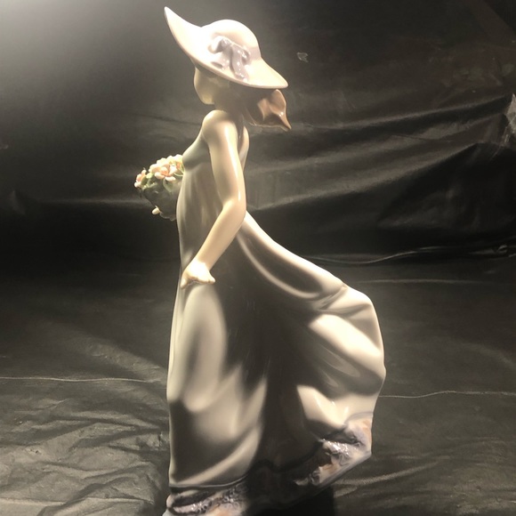 Lladro Victorian girl with flowers and pink hat 9” EUC circa 1980 - Picture 6 of 10